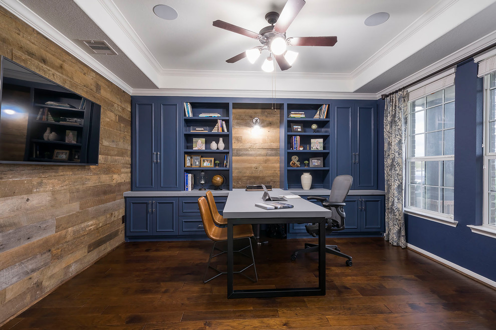 Immagine di un ufficio stile marino con pareti blu, parquet scuro, nessun camino, scrivania incassata e pavimento marrone