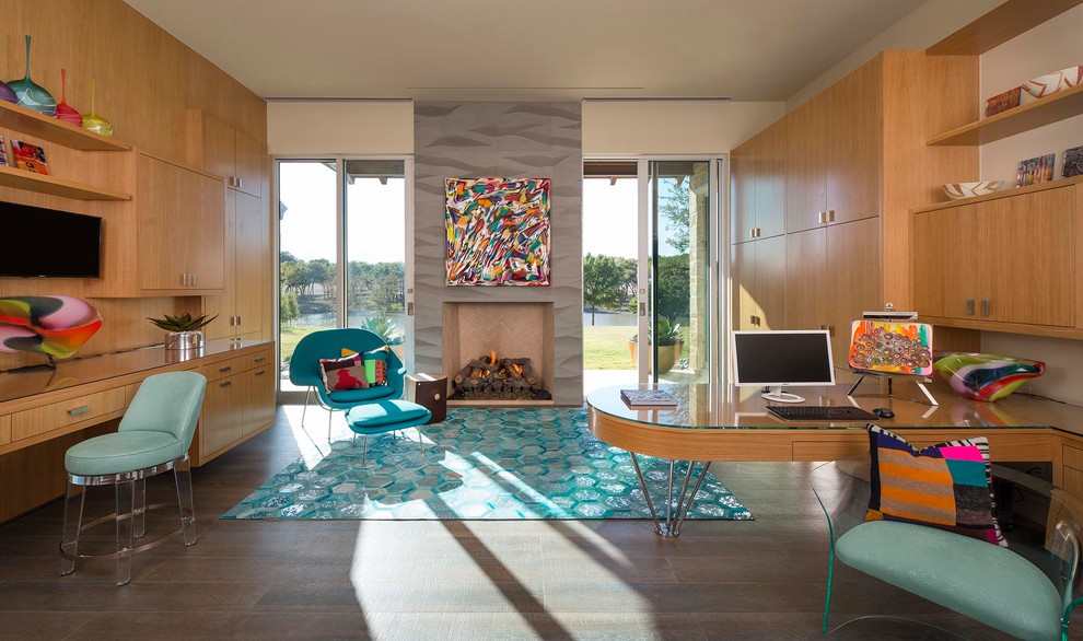 Ispirazione per una grande stanza da lavoro minimalista con pareti beige, pavimento in gres porcellanato e scrivania incassata