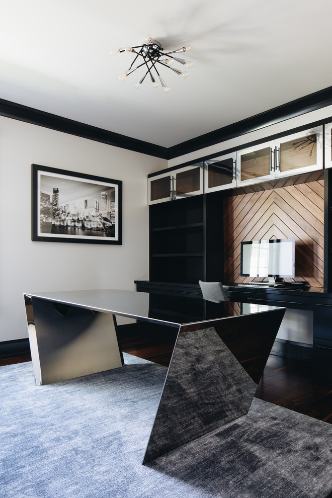 Diseño de despacho minimalista de tamaño medio sin chimenea con paredes grises, suelo de madera en tonos medios, escritorio independiente y suelo marrón