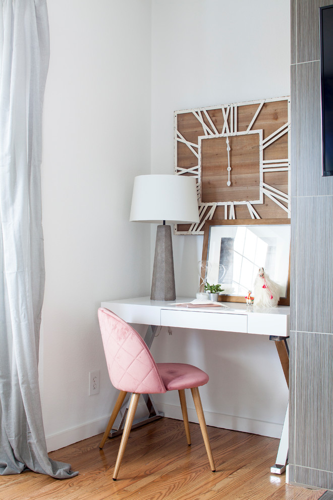 Foto di un piccolo studio minimal con pareti bianche, scrivania autoportante, pavimento marrone e pavimento in legno massello medio