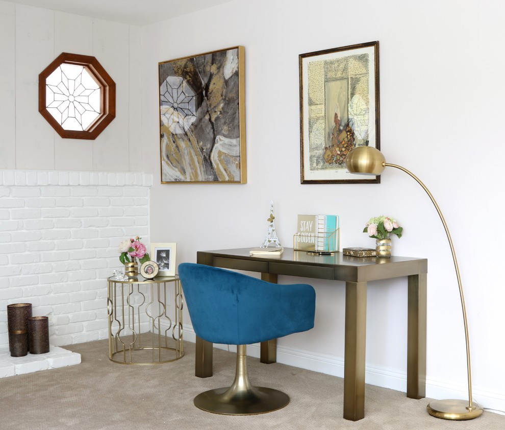 Foto på ett mellanstort funkis arbetsrum, med beige väggar, heltäckningsmatta, en standard öppen spis, en spiselkrans i tegelsten, ett fristående skrivbord och beiget golv