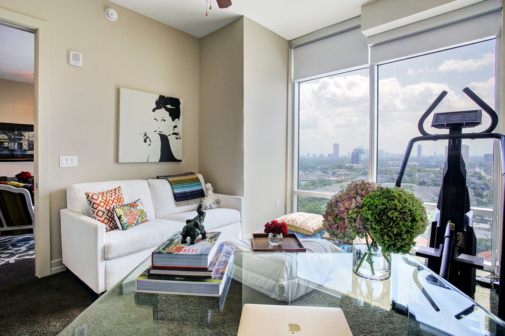 Mittelgroßes Stilmix Arbeitszimmer mit beiger Wandfarbe, Teppichboden und freistehendem Schreibtisch in Houston