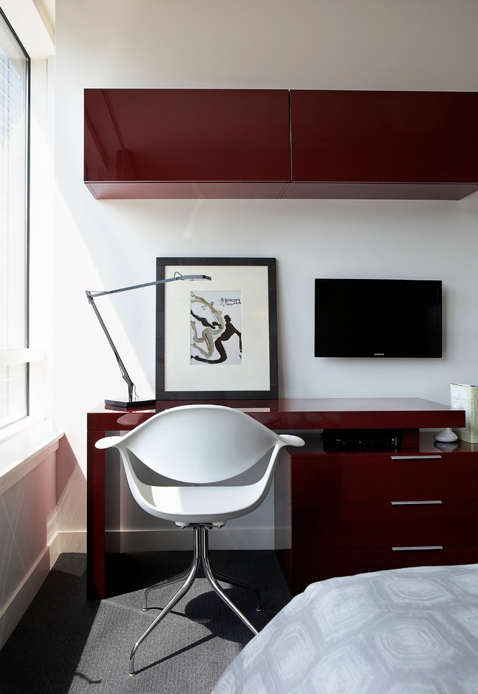 Стильный дизайн: кабинет в стиле модернизм с белыми стенами, ковровым покрытием и отдельно стоящим рабочим столом - последний тренд