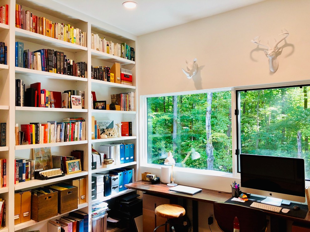 Свежая идея для дизайна: домашняя библиотека в современном стиле с белыми стенами и отдельно стоящим рабочим столом - отличное фото интерьера