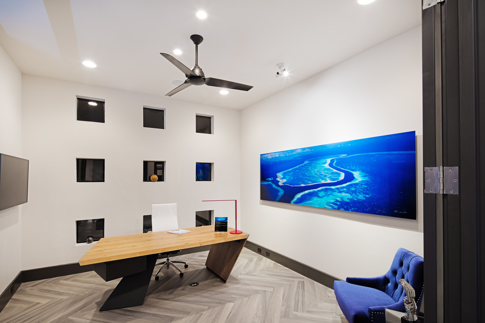 Immagine di un ufficio minimalista di medie dimensioni con pareti bianche, pavimento in gres porcellanato, nessun camino e scrivania autoportante