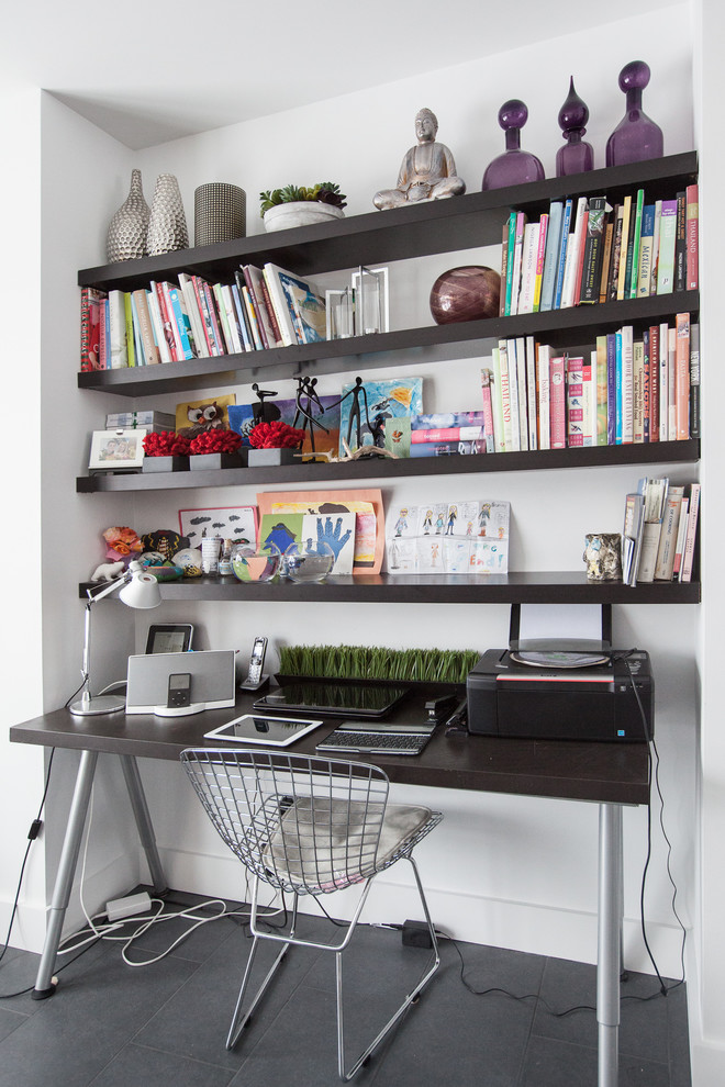 他の地域にあるコンテンポラリースタイルのおしゃれなホームオフィス・書斎 (白い壁、自立型机、グレーの床) の写真
