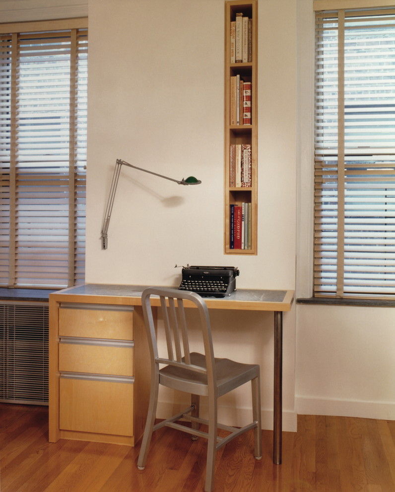 Imagen de despacho minimalista con paredes blancas