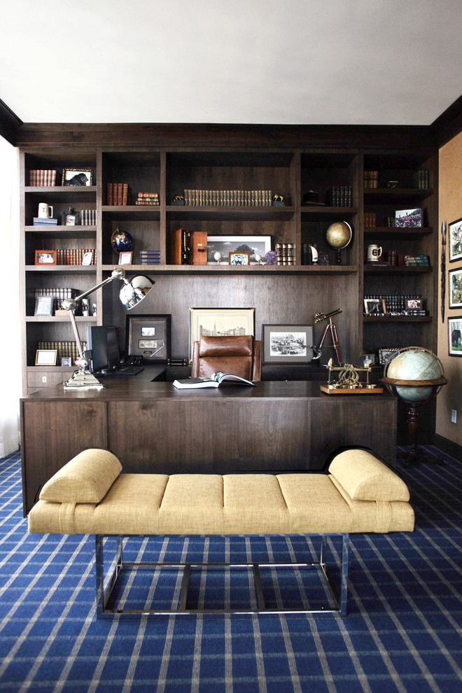 Foto de despacho moderno grande con paredes beige, moqueta y escritorio empotrado