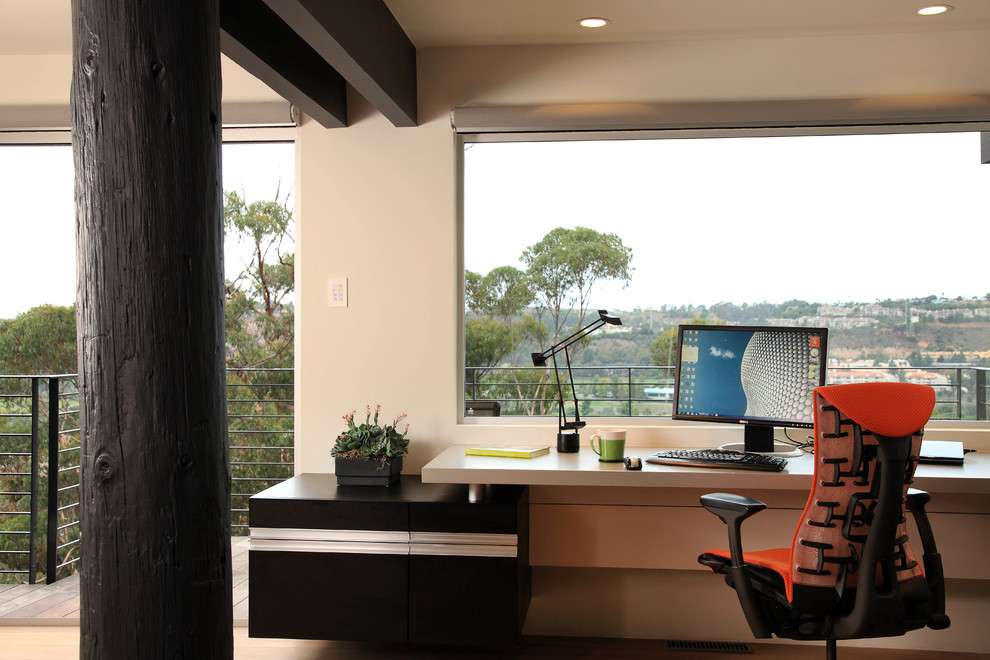 Modernes Arbeitszimmer mit weißer Wandfarbe und Einbau-Schreibtisch in San Diego