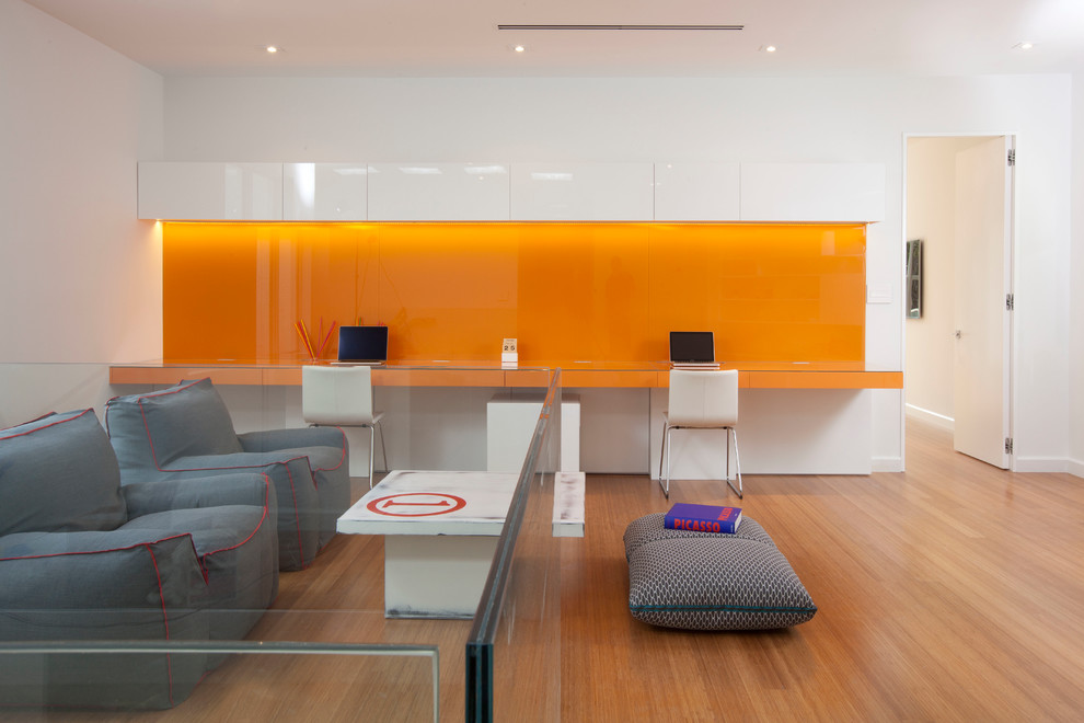 Minimalist built-in desk home office photo in Miami