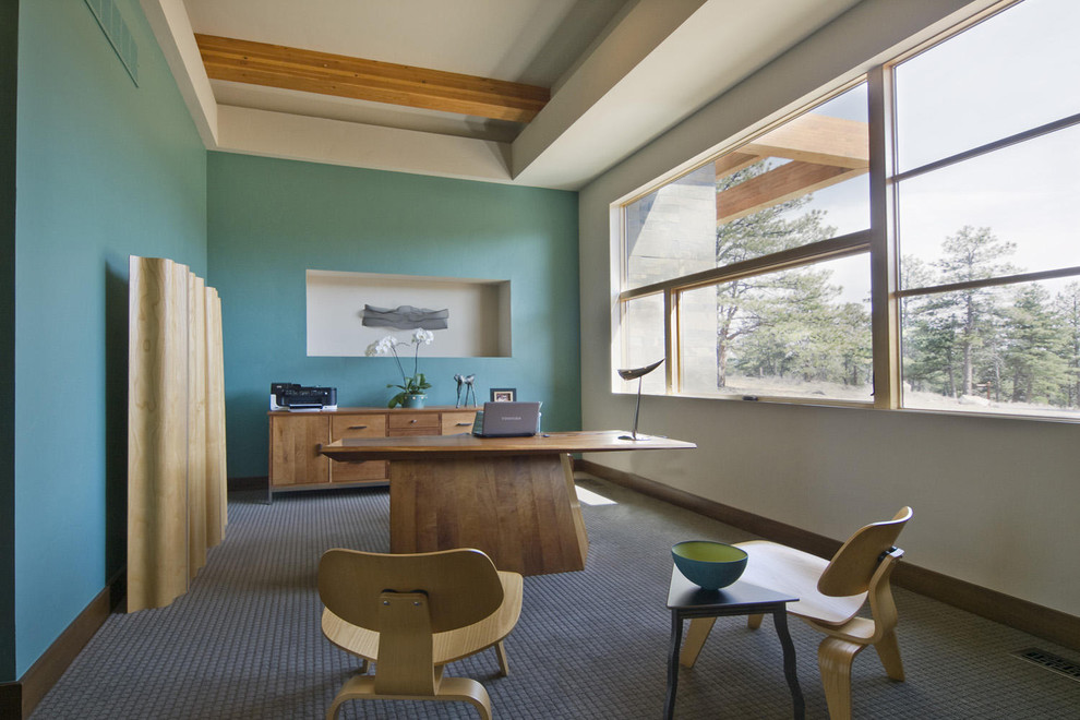 デンバーにあるコンテンポラリースタイルのおしゃれなホームオフィス・書斎 (青い壁、カーペット敷き、自立型机) の写真