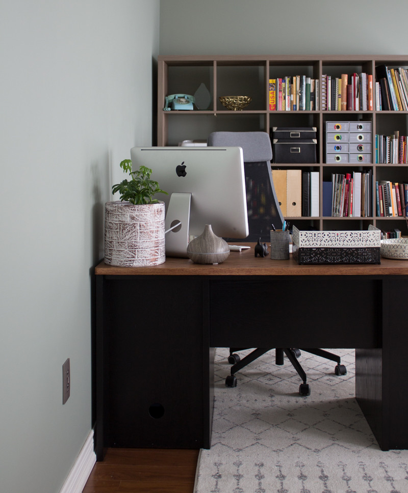 Inspiration pour un grand bureau design avec un mur vert, un sol en bois brun, un bureau indépendant et un sol marron.