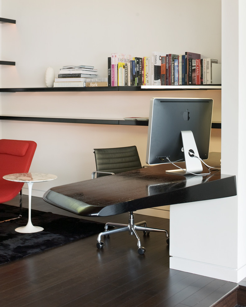 Modelo de despacho minimalista con paredes blancas, suelo de madera oscura y escritorio empotrado