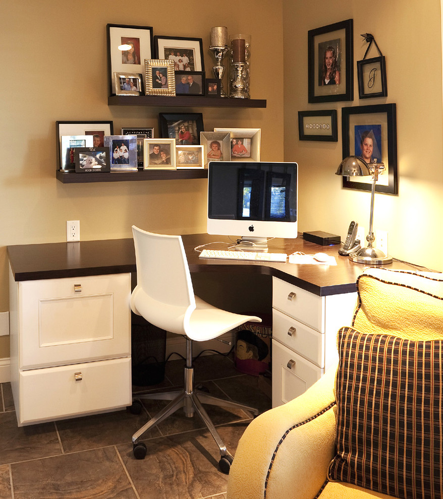 Idee per un piccolo ufficio minimalista con pareti beige, pavimento in gres porcellanato e scrivania autoportante