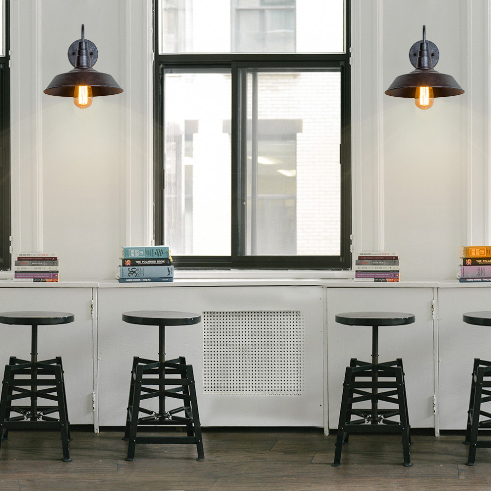 アトランタにある低価格の小さなトランジショナルスタイルのおしゃれなホームオフィス・書斎 (ライブラリー、白い壁、合板フローリング、自立型机、茶色い床) の写真