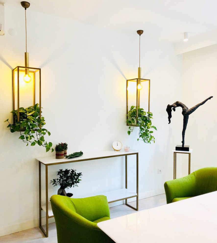 Идея дизайна: маленькое рабочее место в современном стиле с белыми стенами, полом из ламината, отдельно стоящим рабочим столом и бежевым полом для на участке и в саду