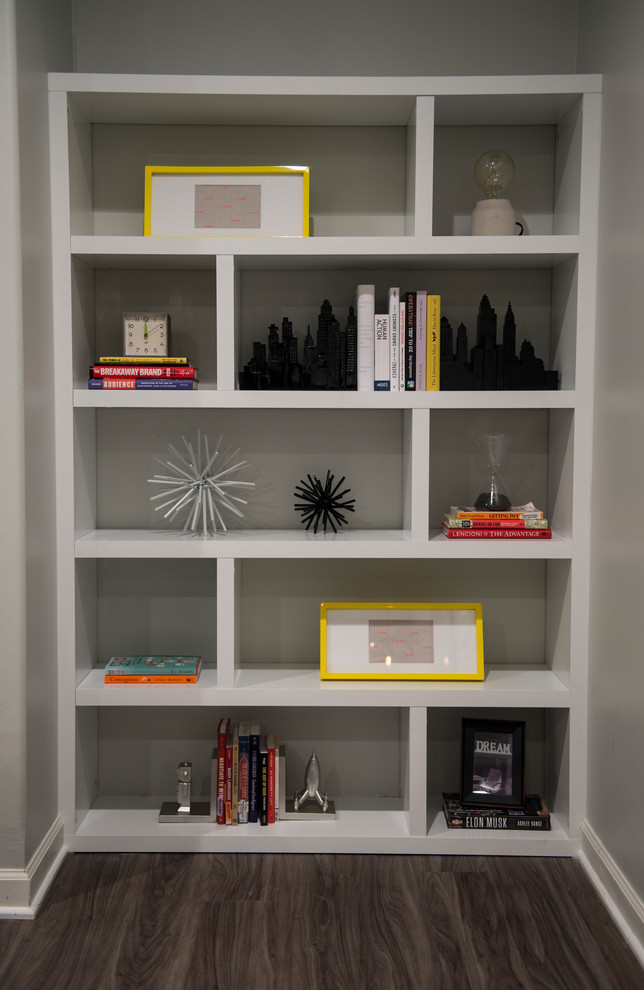 Foto di un ufficio minimalista di medie dimensioni con pareti grigie, pavimento in vinile, scrivania autoportante e pavimento marrone