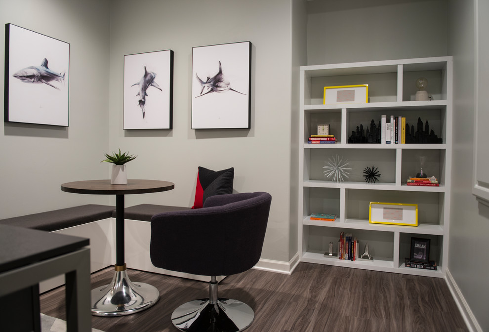 Modelo de despacho moderno de tamaño medio con paredes grises, suelo vinílico, escritorio independiente y suelo marrón