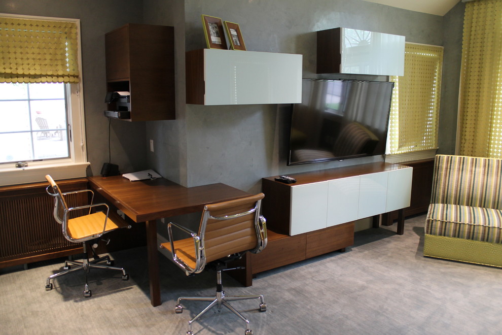 Idéer för mellanstora funkis hemmastudior, med grå väggar, heltäckningsmatta och ett inbyggt skrivbord