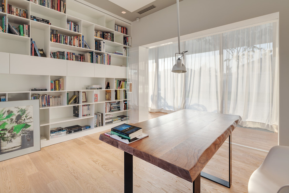 他の地域にあるコンテンポラリースタイルのおしゃれなホームオフィス・書斎 (淡色無垢フローリング) の写真