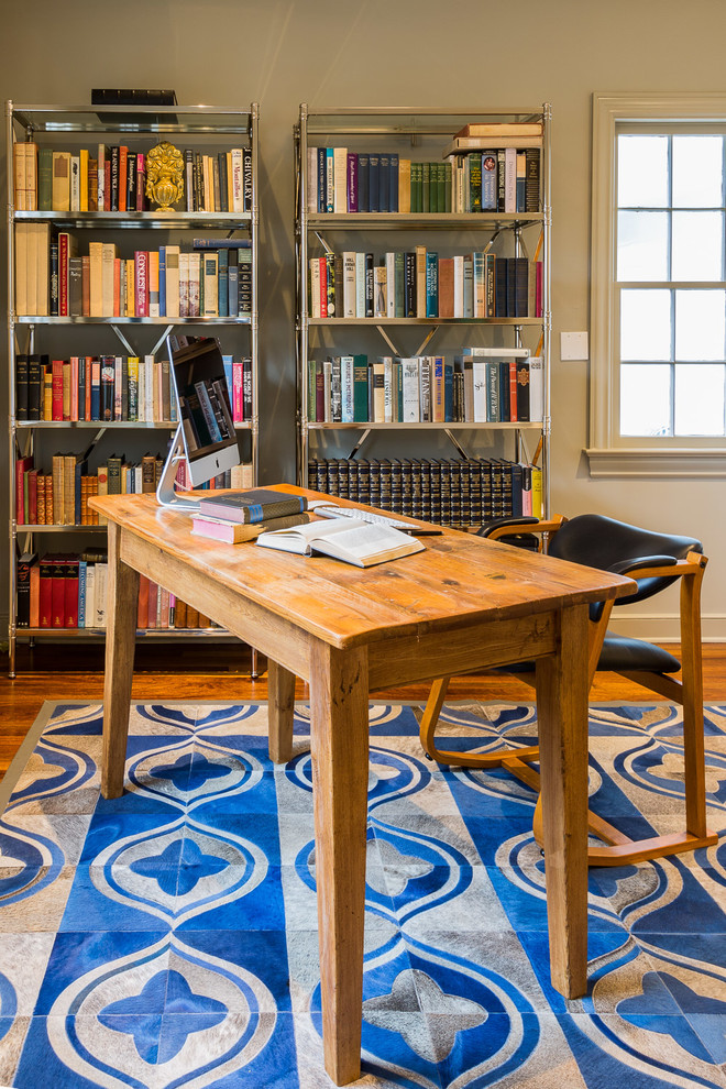 Imagen de despacho minimalista de tamaño medio sin chimenea con paredes beige, suelo de madera en tonos medios y escritorio independiente