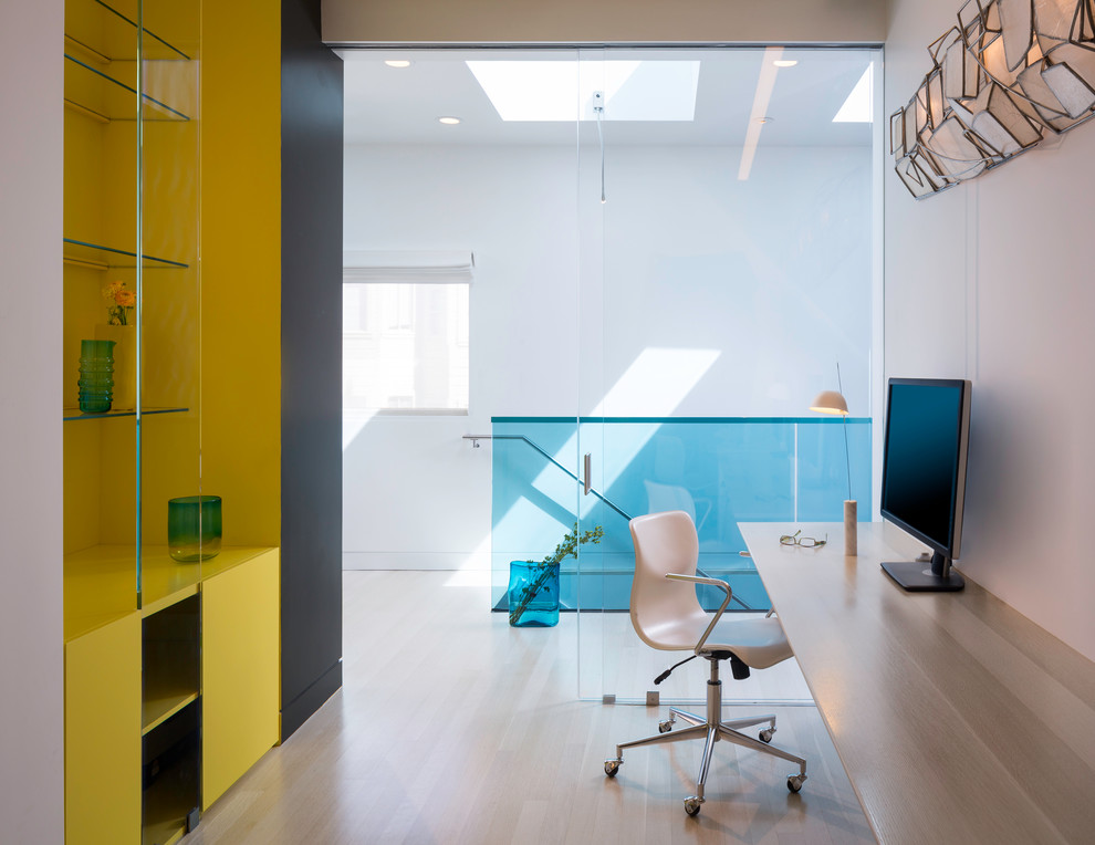 Modernes Arbeitszimmer mit Arbeitsplatz, weißer Wandfarbe, hellem Holzboden und Einbau-Schreibtisch in Los Angeles