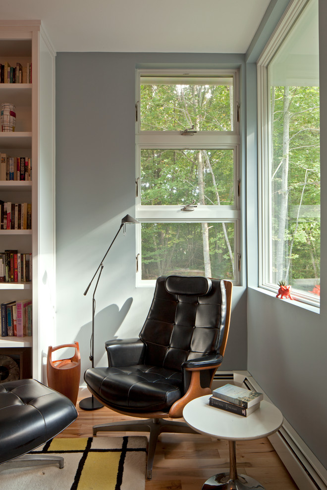 Imagen de despacho minimalista de tamaño medio con suelo de madera clara