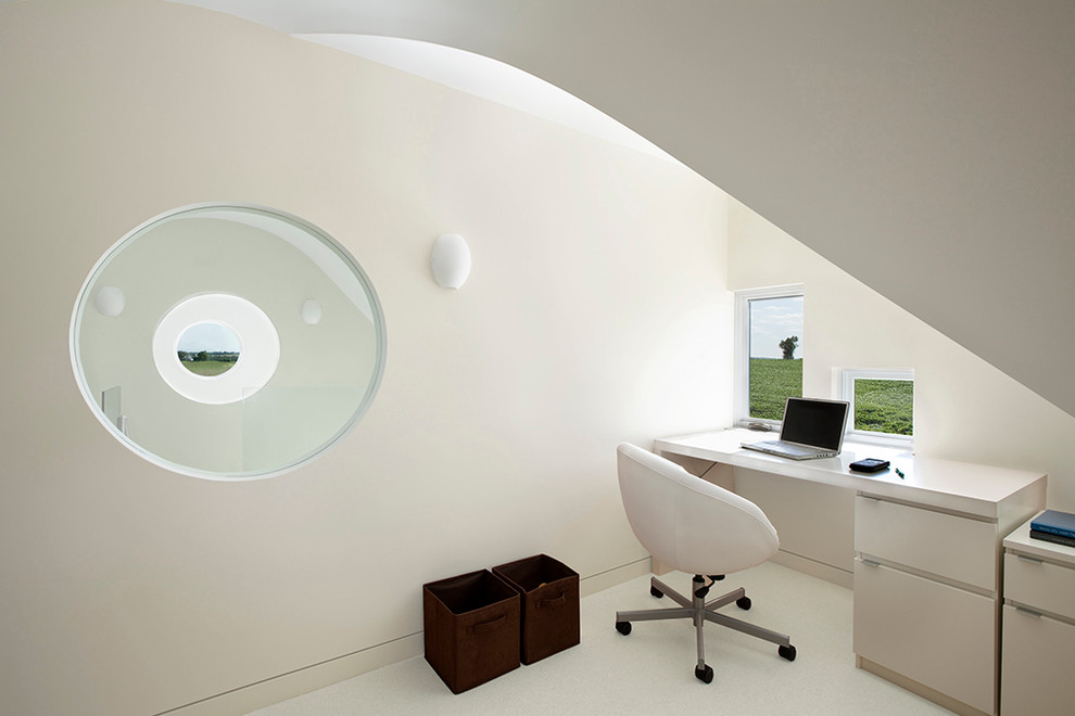 Idée de décoration pour un bureau design avec un mur blanc, un bureau indépendant et aucune cheminée.