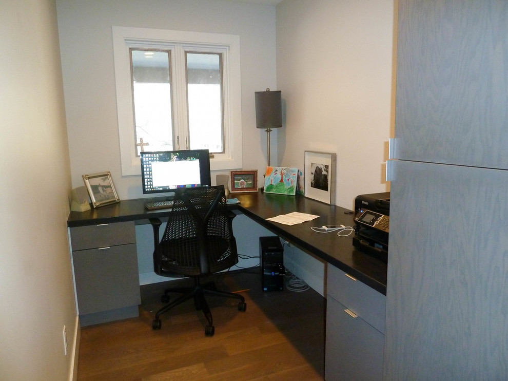 Kleines Industrial Arbeitszimmer ohne Kamin mit grauer Wandfarbe, dunklem Holzboden und Einbau-Schreibtisch in Minneapolis