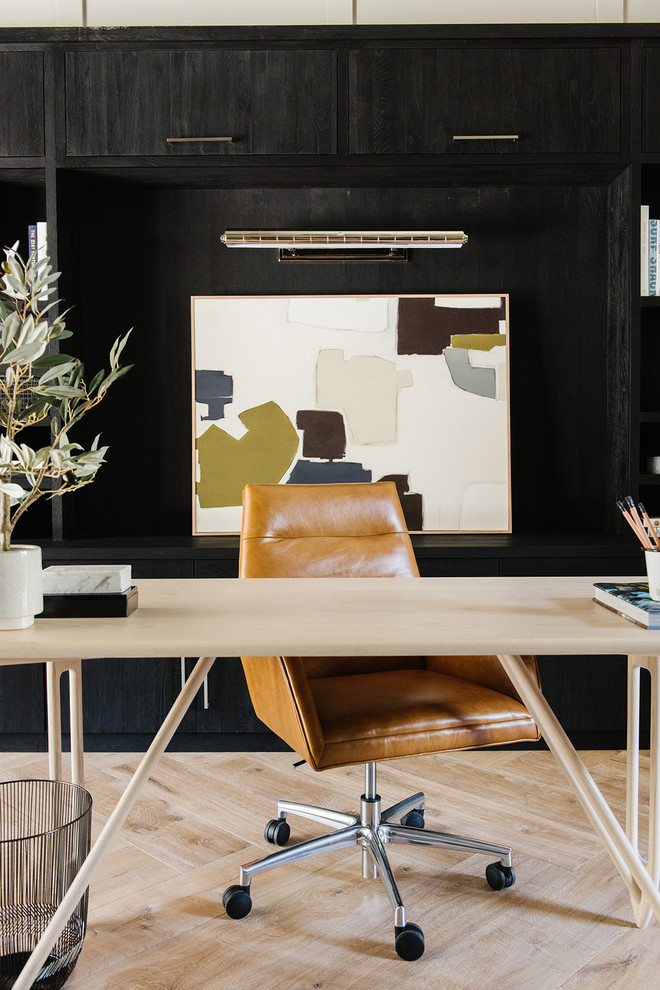 Großes Country Arbeitszimmer mit Arbeitsplatz, grauer Wandfarbe, hellem Holzboden und freistehendem Schreibtisch in Salt Lake City