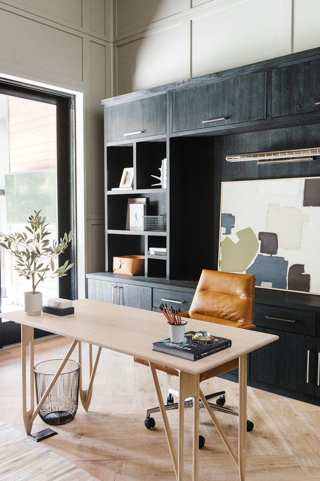 Imagen de despacho de estilo de casa de campo grande con paredes grises, suelo de madera clara y escritorio independiente
