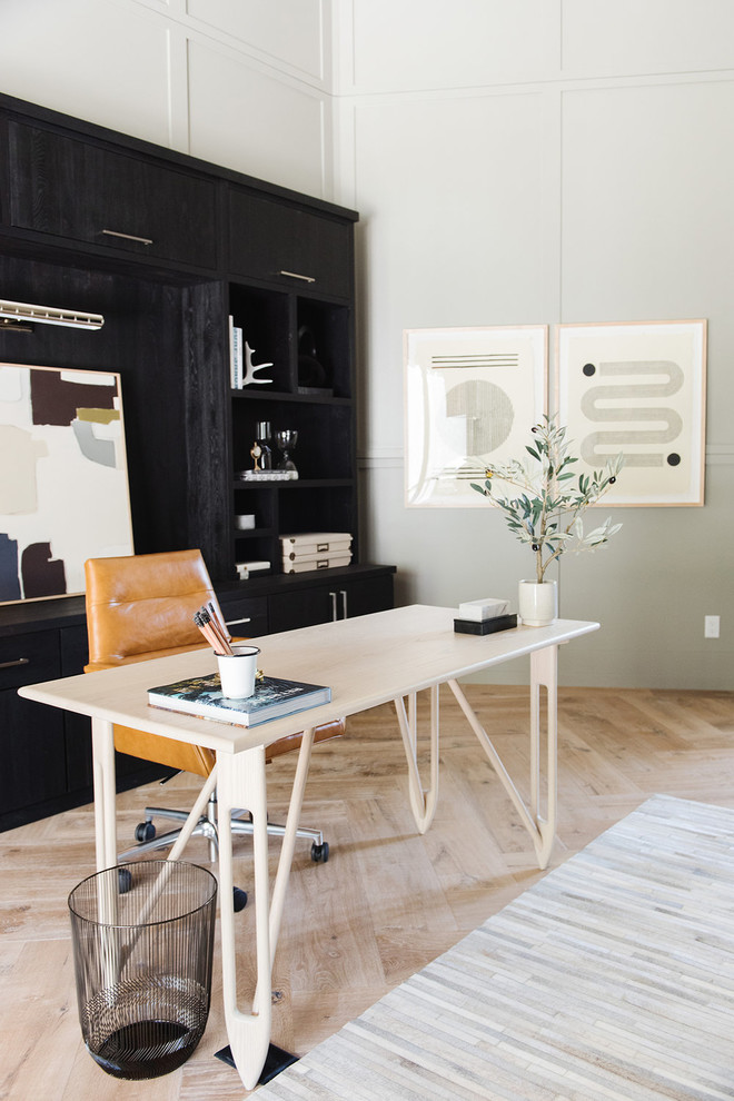 Cette photo montre un grand bureau chic avec un mur gris, parquet clair, un bureau indépendant et un sol beige.