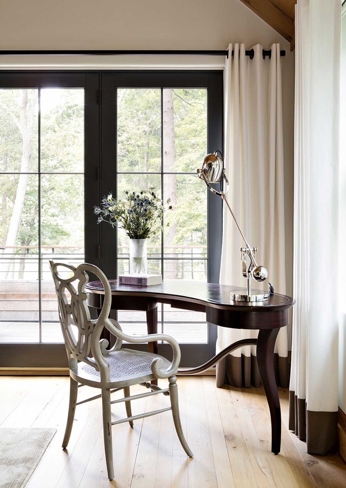 Источник вдохновения для домашнего уюта: кабинет в классическом стиле с светлым паркетным полом и отдельно стоящим рабочим столом