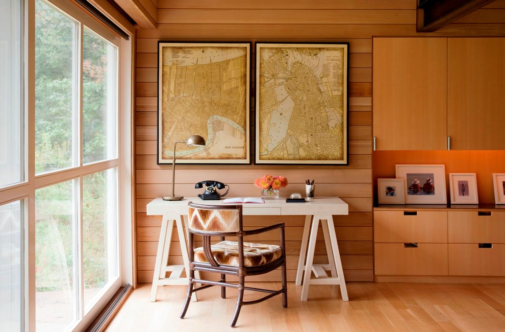 Diseño de despacho clásico renovado con suelo de madera en tonos medios y escritorio independiente