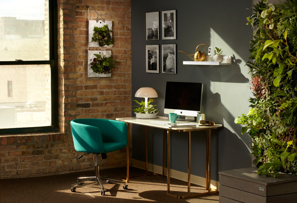 Foto di un piccolo studio minimalista con pareti grigie, moquette e scrivania autoportante
