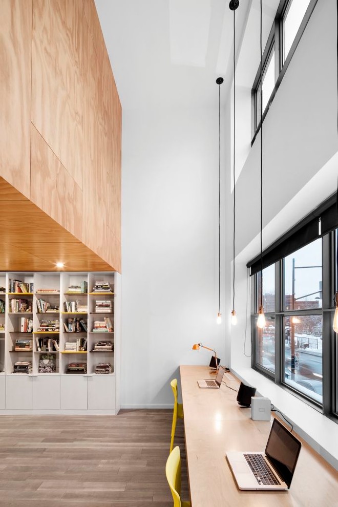 Идея дизайна: домашняя мастерская среднего размера в современном стиле с белыми стенами, паркетным полом среднего тона, встроенным рабочим столом и разноцветным полом без камина