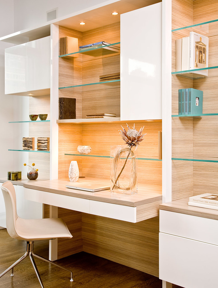 Inspiration för moderna arbetsrum, med vita väggar, mörkt trägolv, ett inbyggt skrivbord och brunt golv