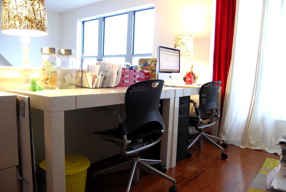 Exempel på ett eklektiskt arbetsrum, med mörkt trägolv och ett fristående skrivbord