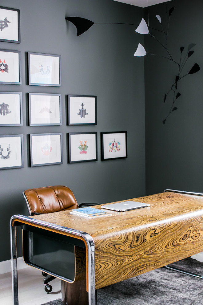 Exempel på ett litet retro arbetsrum, med grå väggar, ljust trägolv och ett fristående skrivbord