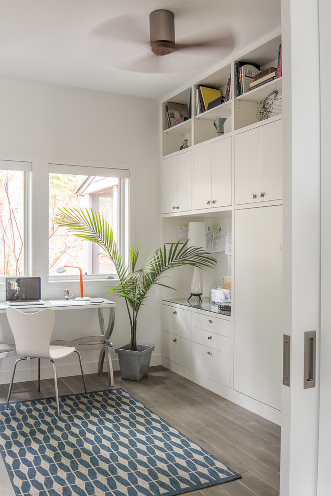 Inspiration pour un bureau design avec un mur blanc, parquet foncé, un bureau indépendant et un sol marron.