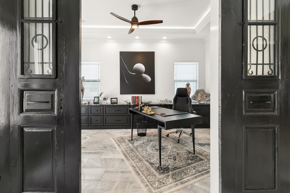 Mittelgroßes Modernes Arbeitszimmer mit Arbeitsplatz, weißer Wandfarbe, Marmorboden, freistehendem Schreibtisch und weißem Boden in Jacksonville
