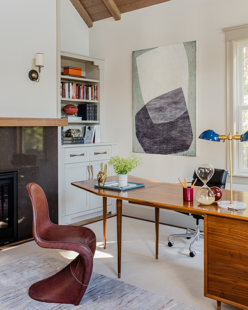 Cette image montre un grand bureau traditionnel avec un mur blanc, une cheminée standard, un manteau de cheminée en carrelage, un bureau indépendant, moquette et un sol beige.