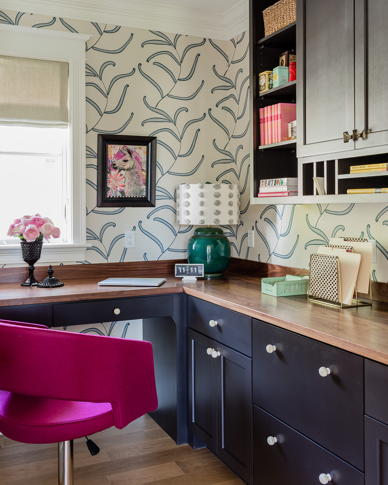 Aménagement d'un petit bureau classique avec un mur multicolore, parquet clair, aucune cheminée, un bureau intégré et un sol marron.