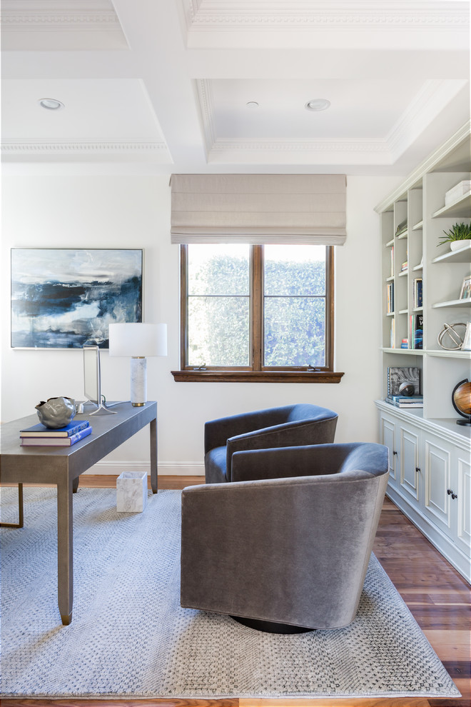 Diseño de despacho mediterráneo de tamaño medio sin chimenea con paredes blancas, suelo de madera en tonos medios y escritorio independiente