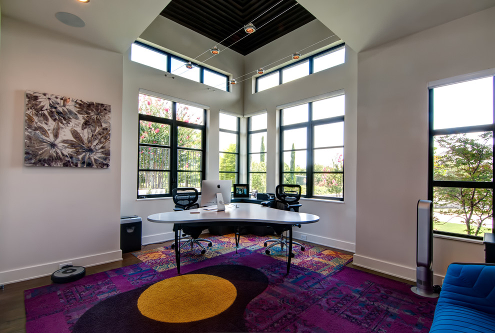 Ispirazione per un ufficio minimalista di medie dimensioni con pareti grigie, pavimento in legno massello medio e scrivania autoportante