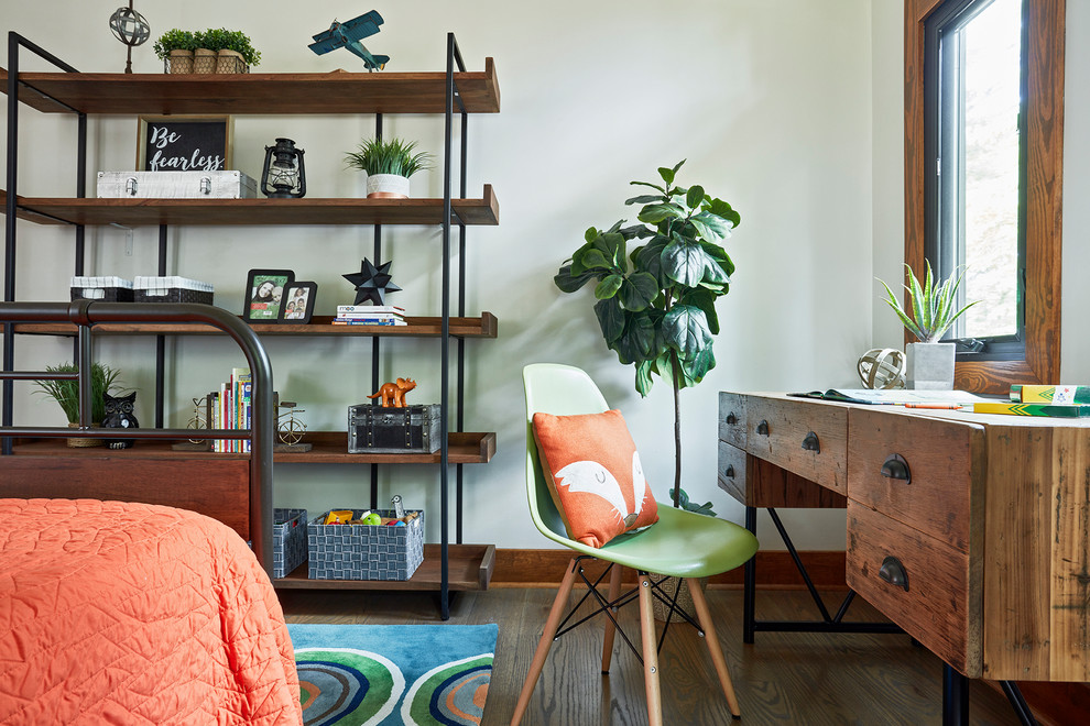 Mittelgroßes Uriges Arbeitszimmer ohne Kamin mit weißer Wandfarbe, braunem Holzboden, braunem Boden und freistehendem Schreibtisch in Sonstige