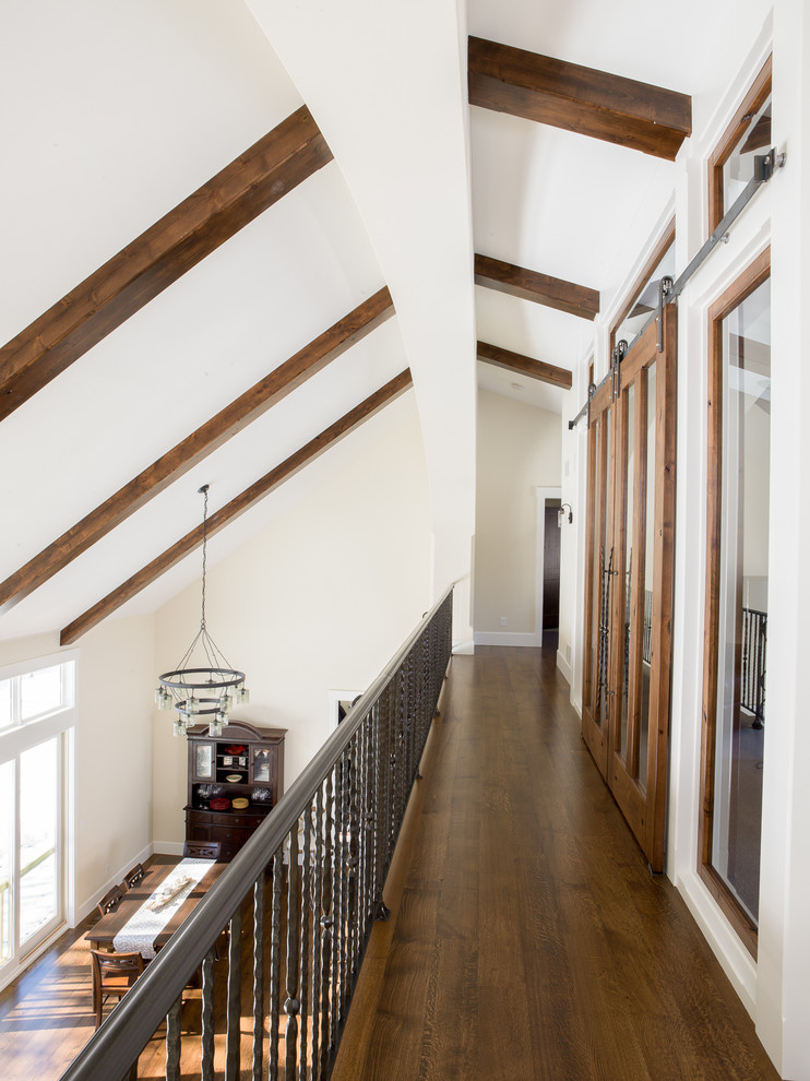 Источник вдохновения для домашнего уюта: огромный коридор в стиле шебби-шик с серыми стенами и ковровым покрытием