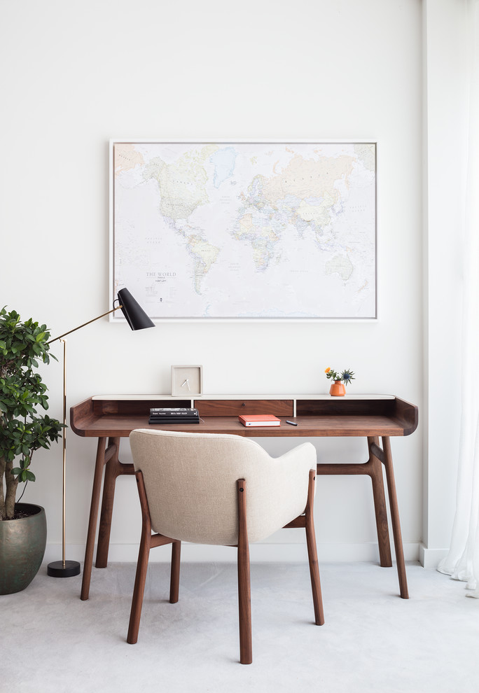 Photo of a classic study in London with white walls, a freestanding desk and carpet.