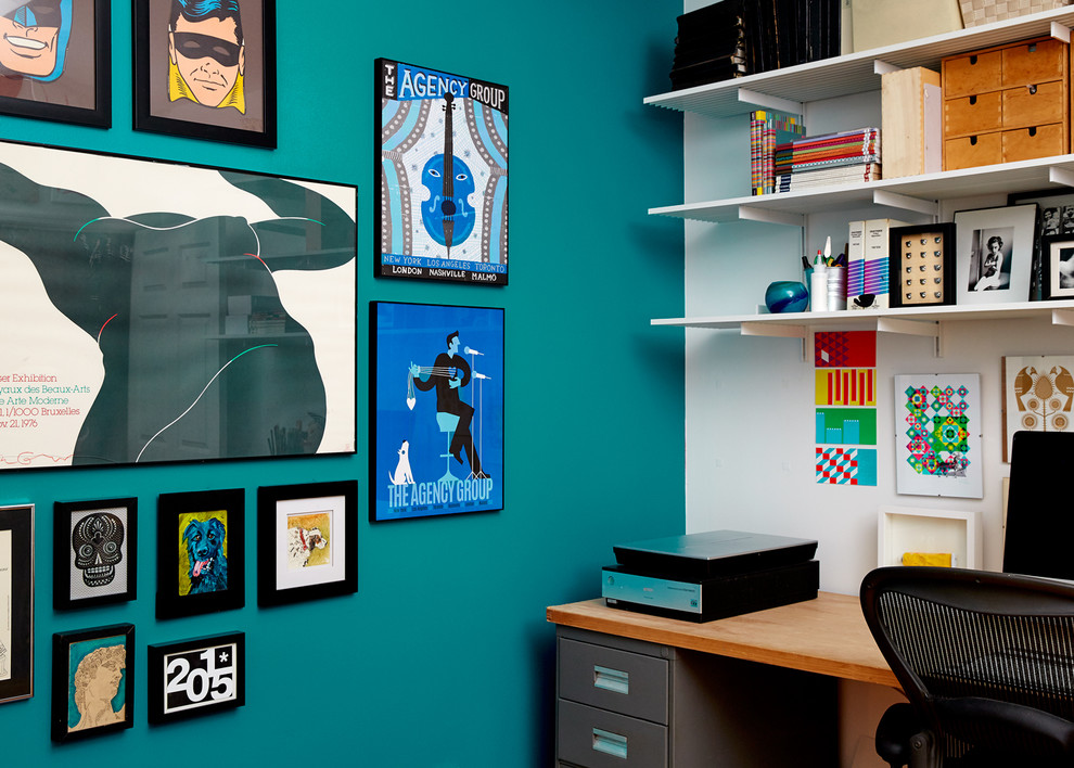 Inspiration för mellanstora moderna hemmastudior, med blå väggar, mellanmörkt trägolv och ett fristående skrivbord