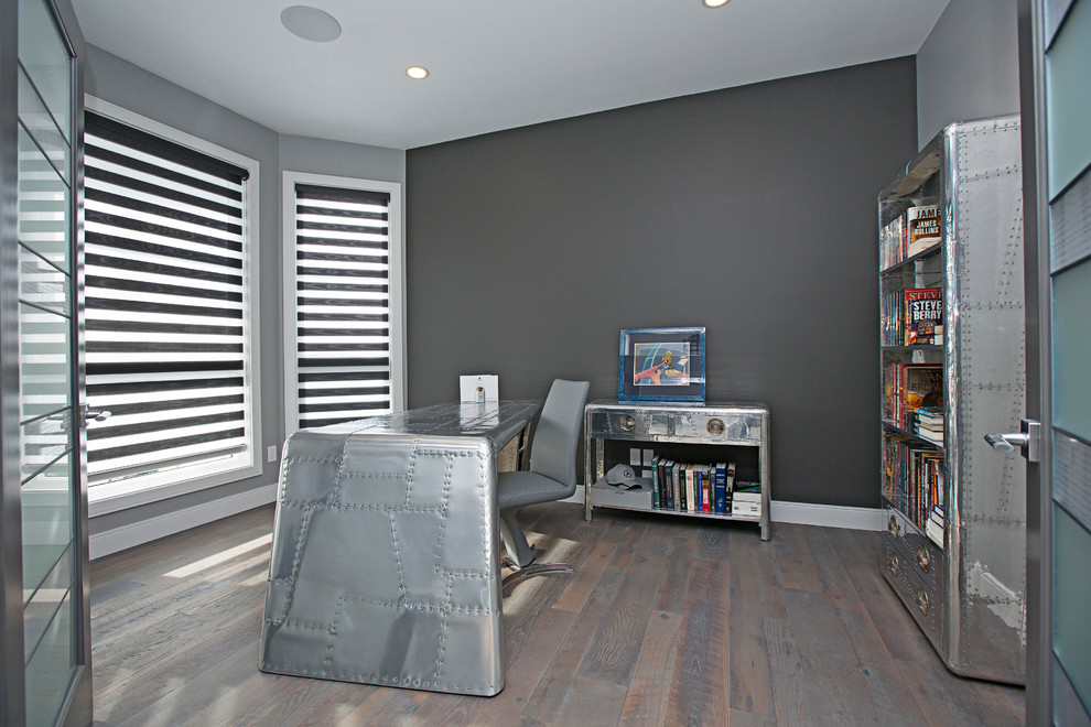 Idée de décoration pour un bureau minimaliste de taille moyenne avec un sol en bois brun, un sol gris, un mur gris, aucune cheminée et un bureau indépendant.